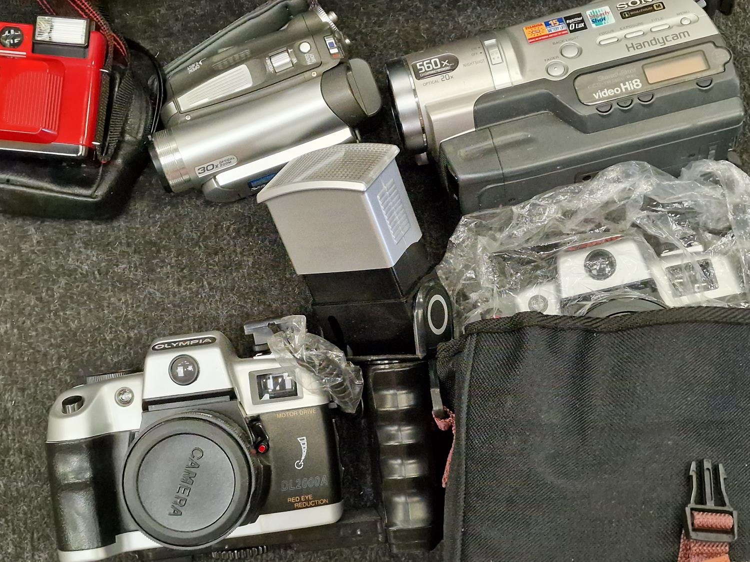 Box containing a large collection of miscellaneous cameras and camcorders. - Image 3 of 4