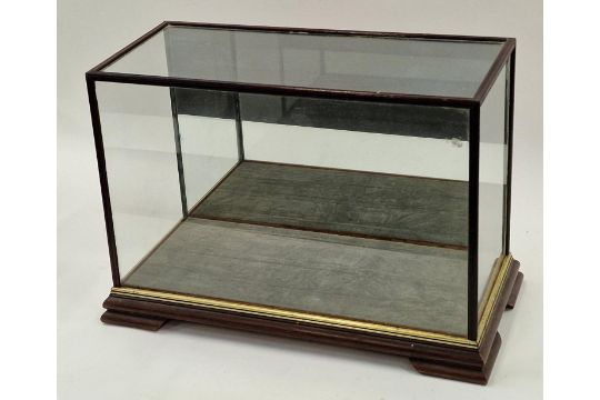 Glass display case in an oblong form ideal for collectors 30x40x20cm - Image 2 of 2