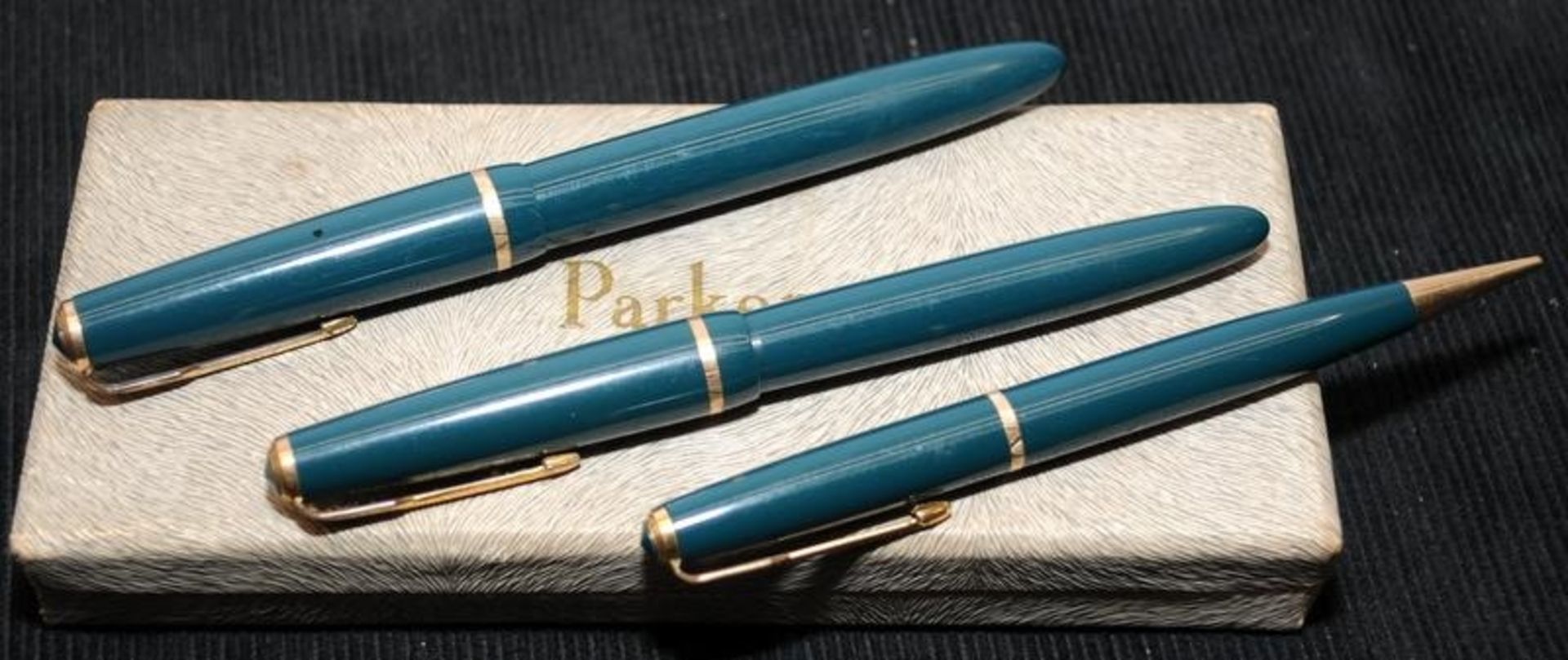 Vintage Parker pen set in forest green to include Duofold and Victory fountain pens with nibs marked - Image 2 of 3