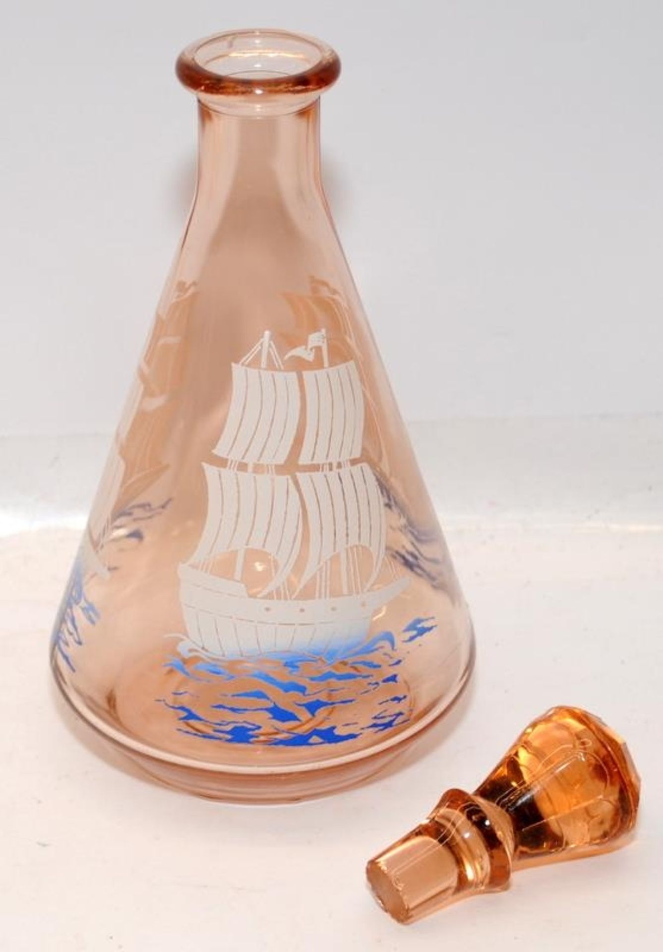 Vintage mid-century peach glass decanter featuring a ship c/w four shot glasses - Image 2 of 3