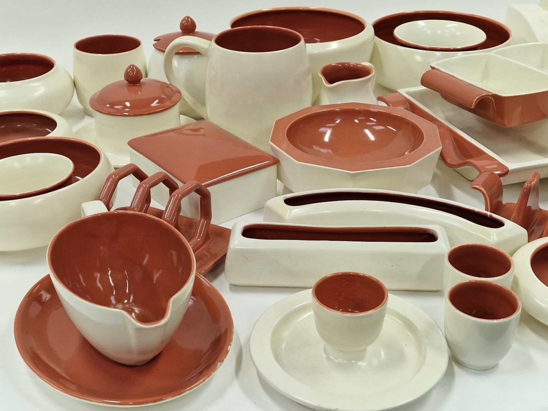 Poole Pottery Twintone collection in the rarer "Red Indian" colourway to include dinnerware, egg - Image 3 of 5