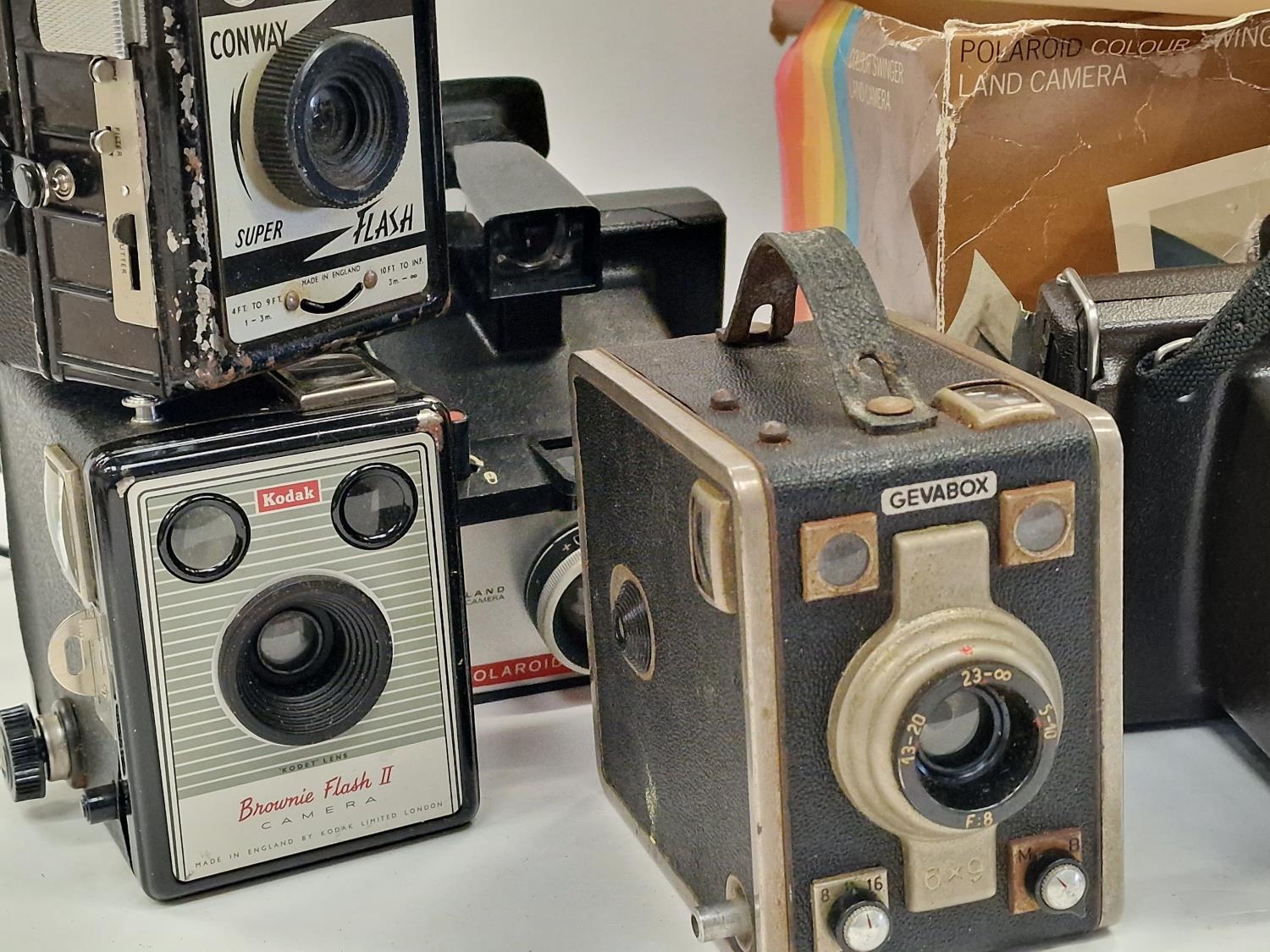 Collection of vintage cameras and equipment to include Polaroid instant cameras. - Image 3 of 4