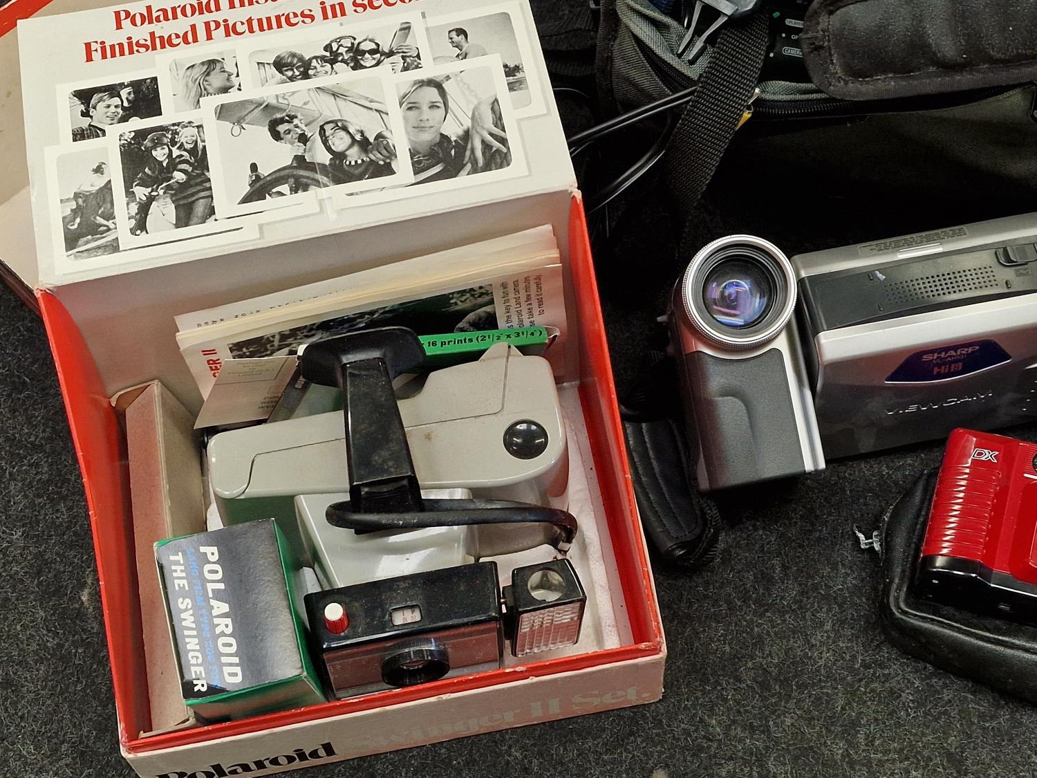 Box containing a large collection of miscellaneous cameras and camcorders. - Image 4 of 4