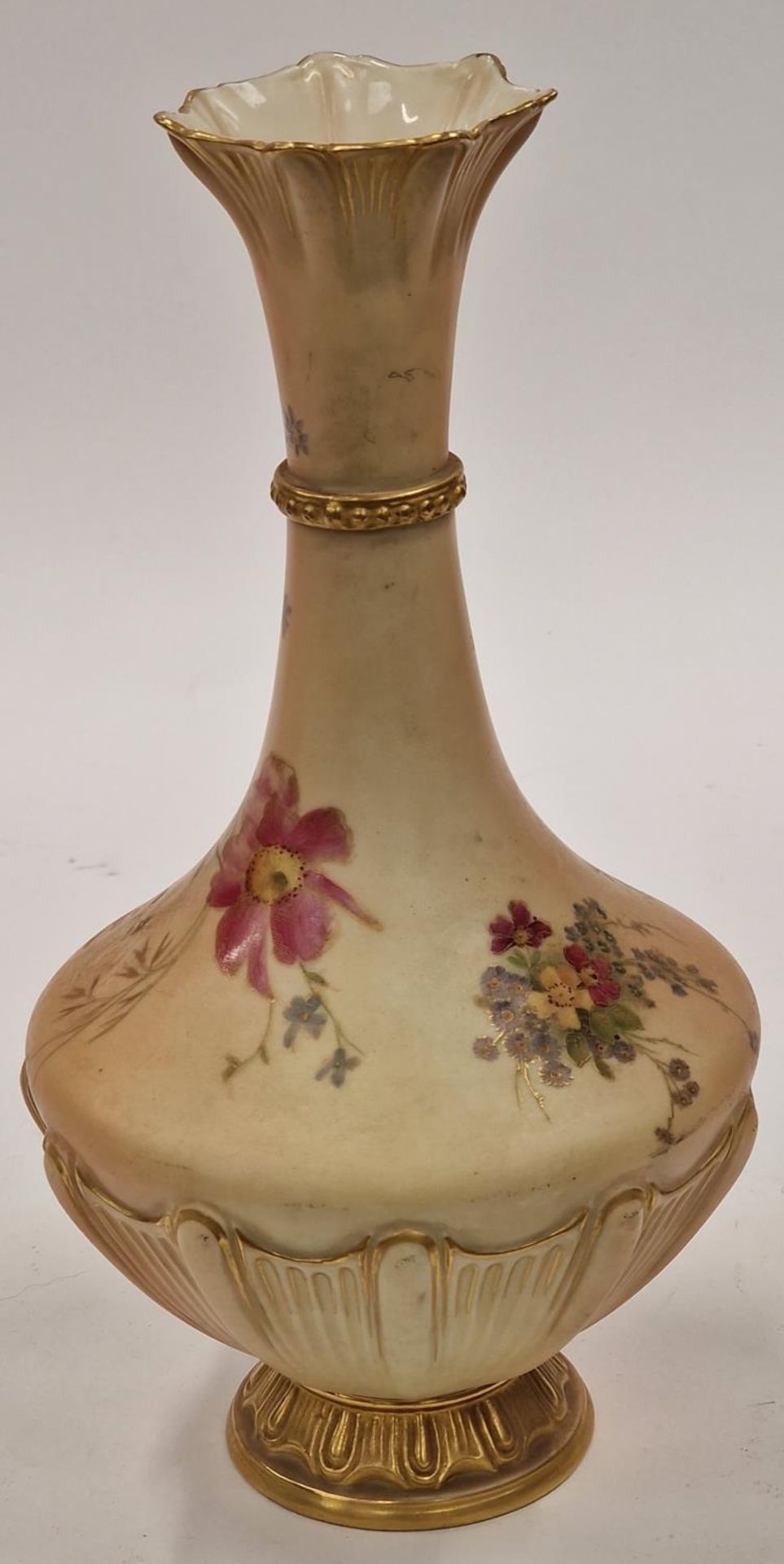 Edwardian Royal Worcester Blush pattern 1538 vase 28cm tall 15cm wide base 7.5cm