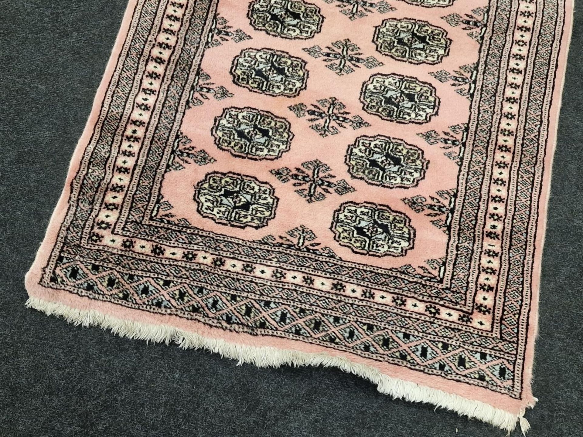 Contemporary dusky pink patterned carpet 120x78cm. - Image 3 of 4