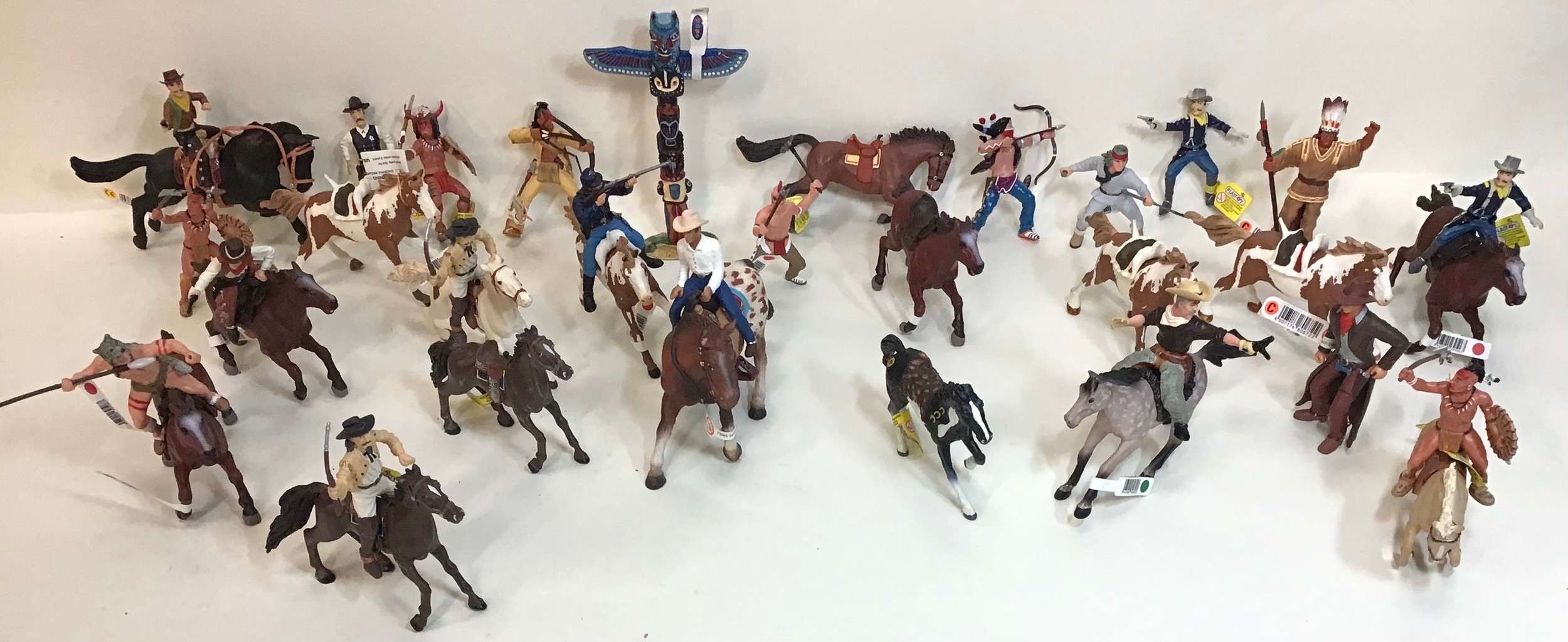 Collection of various Indians, cowboys and horses from makers - Papa - Plastoy and Bullyland. Most