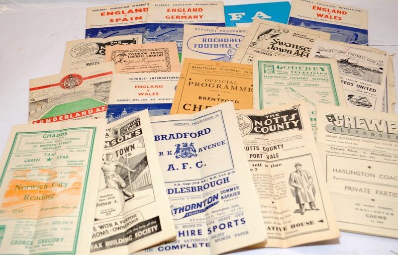 Good collection of football matchday programmes to include scarce 1940's examples. Teams include - Image 3 of 5