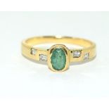 18ct gold ladies vintage Diamond and Emerald inset ring size P