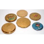 A collection of vintage ladies compacts including Stratton examples. 6 in lot