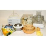 Cuisine Systeme Magimix 4100 with a number of accessories and recipe books.