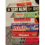 Collection of vintage jigsaw puzzles and board games (8).