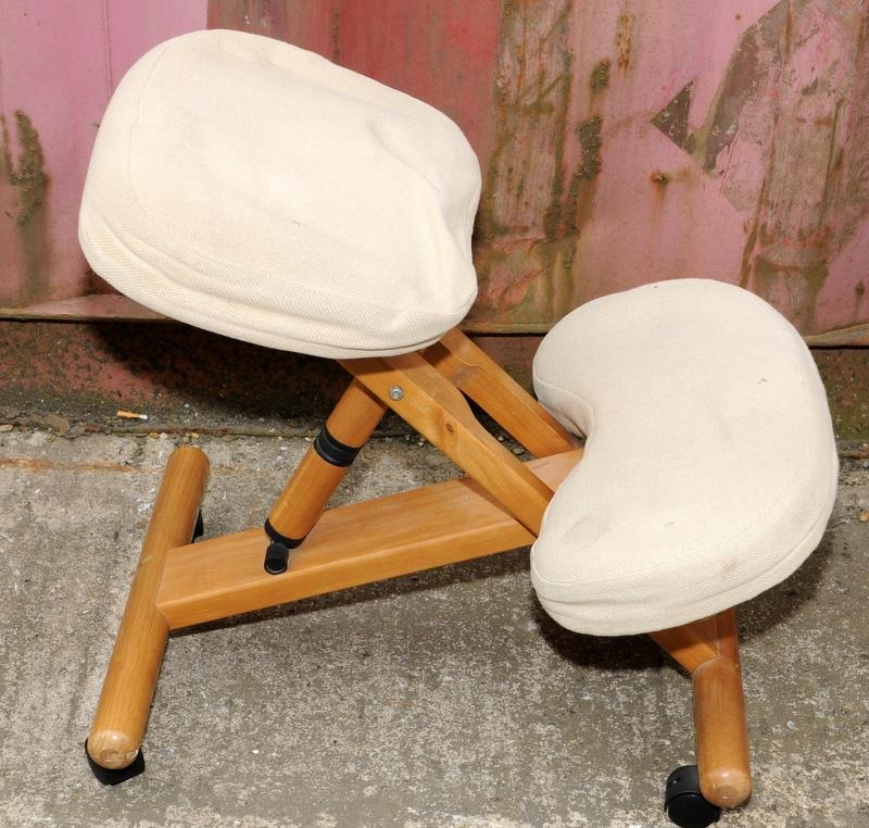 2 x designer ergonomic padded kneeling stools. - Image 2 of 3