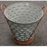 Oyster/Olive bucket. (041)
