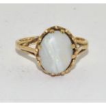 An opal 9ct gold ring Size L