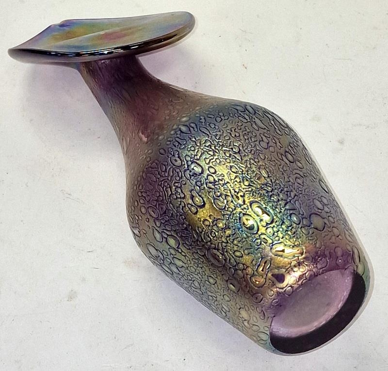 Contemporary floral style iridescent art glass vase possibly an example by Mckenzie Art & Design " - Image 3 of 4