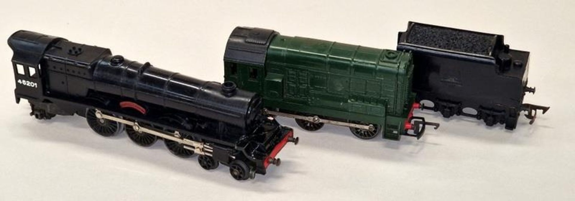 Two Triang locomotives to include 4-6-2 Princess Elizabeth 46201 with tender and a diesel shunter. - Image 3 of 4