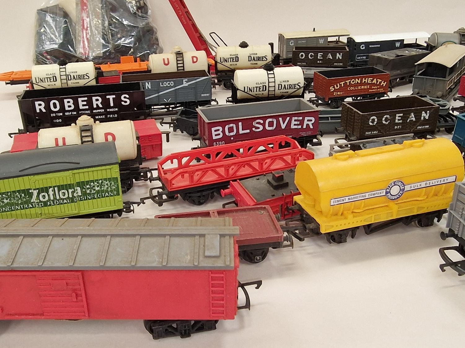 Large collection of unboxed OO Gauge wagons and rolling stock. - Image 5 of 5