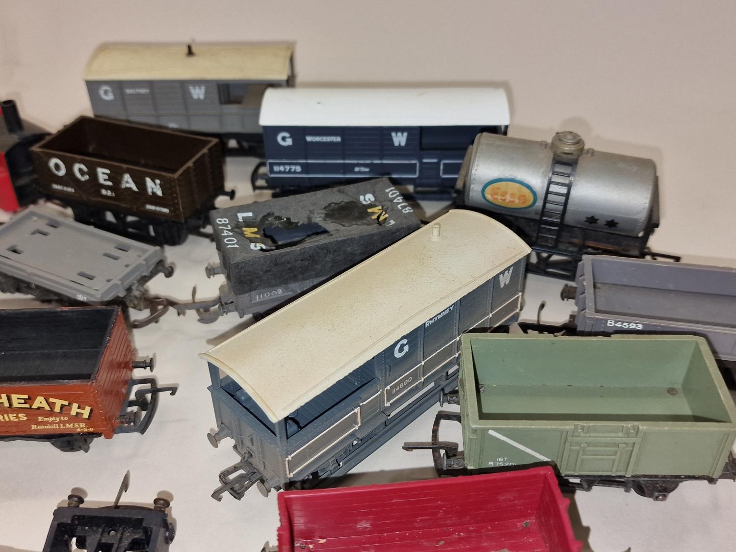 Large collection of unboxed OO Gauge wagons and rolling stock. - Image 4 of 5