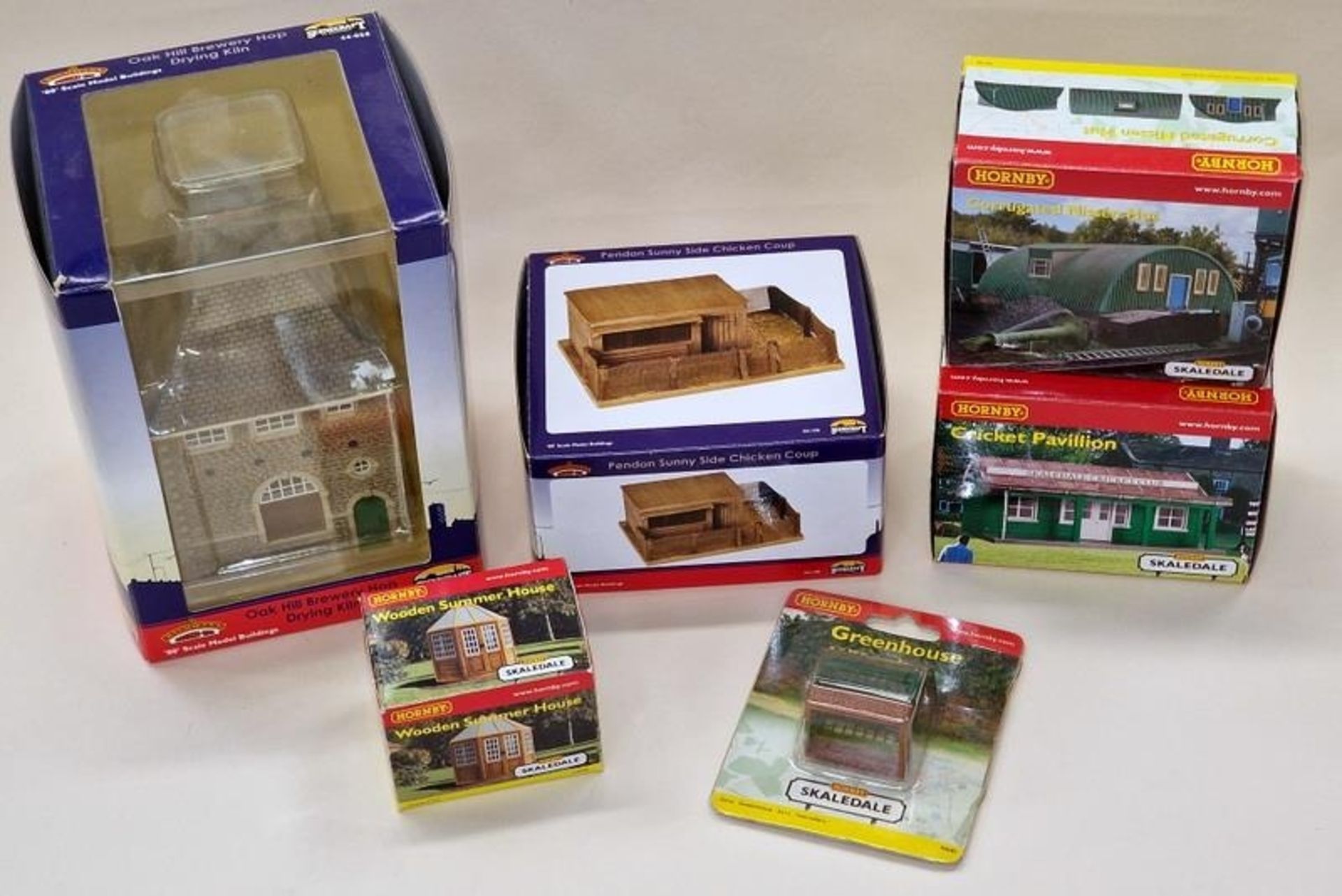 Bachmann and Hornby railway scenery buildings to include Corrugated Nissen Hut, Wooden Summer - Image 2 of 3