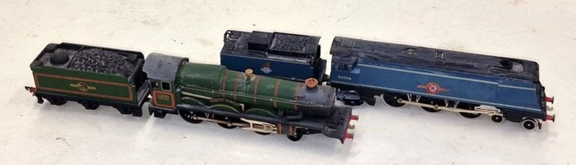 Two OO Gauge locomotives and tenders to include Cardiff Castle 4075 and British Railways Lamport &