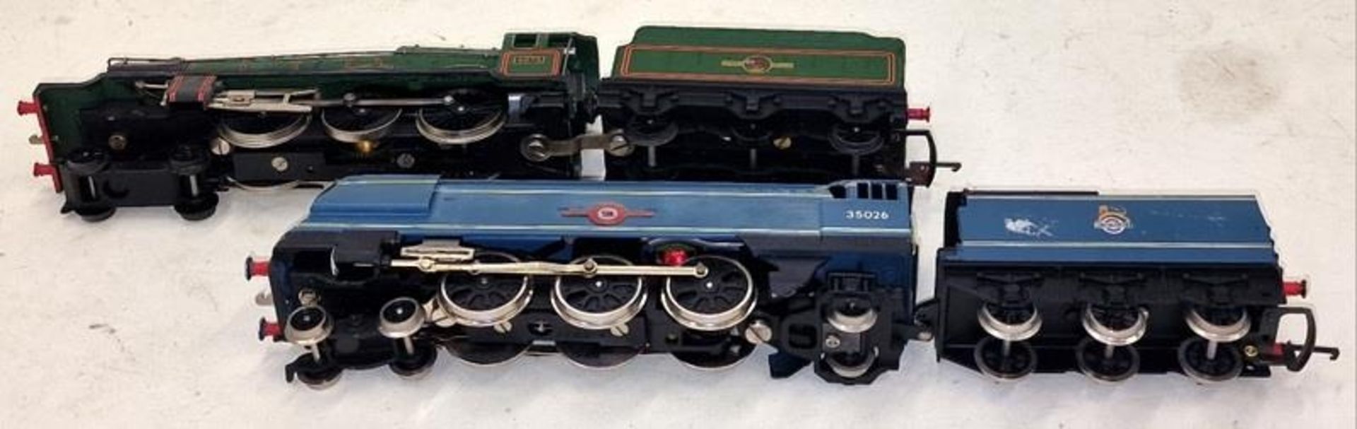 Two OO Gauge locomotives and tenders to include Cardiff Castle 4075 and British Railways Lamport & - Image 4 of 4