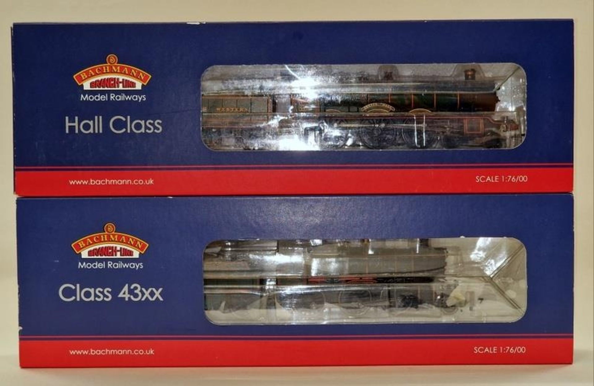 Bachmann 32-004 Hall Class 4970 locomotive together with 31-831 Class 43xx locomotive. Both in