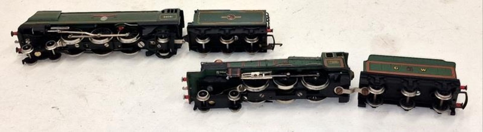 Two OO gauge locomotives and tenders to include British Railways Winston Churchill 34051 and Devizes - Image 4 of 4