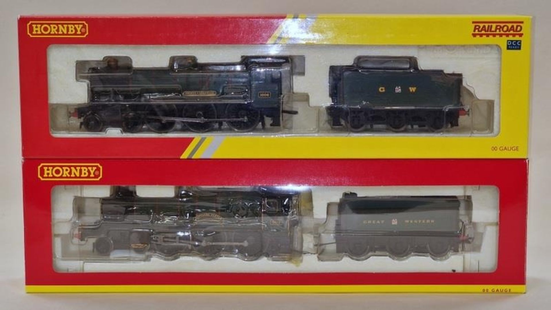 Hornby OO Gauge R2937 GWR County of Cornwall locomotive and tender together with R2848X GWR Castle