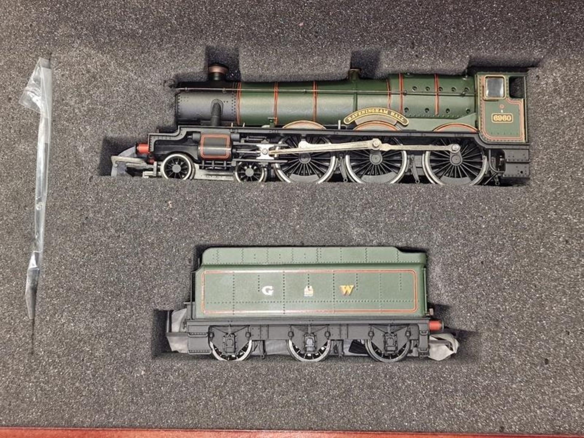 Bachmann Branch-Line OO Gauge 6960 Raveningham Hall Limited Edition Locomotive 0938/2000 boxed in - Image 2 of 5