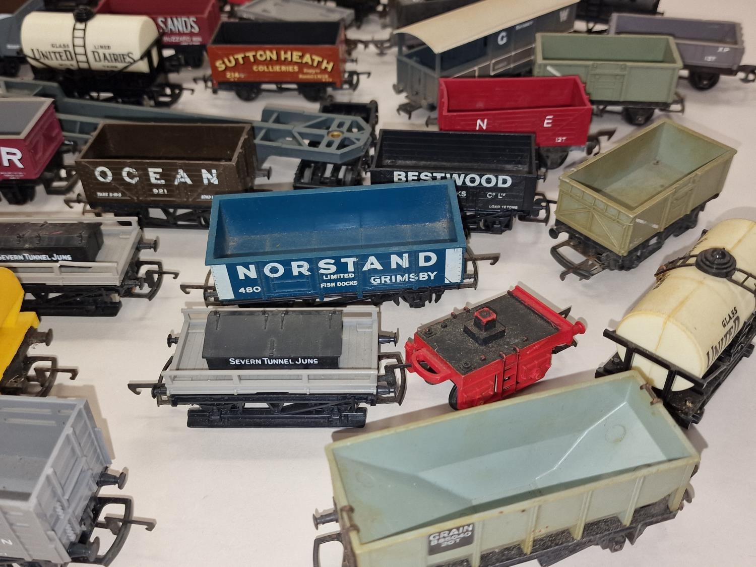 Large collection of unboxed OO Gauge wagons and rolling stock. - Image 3 of 5