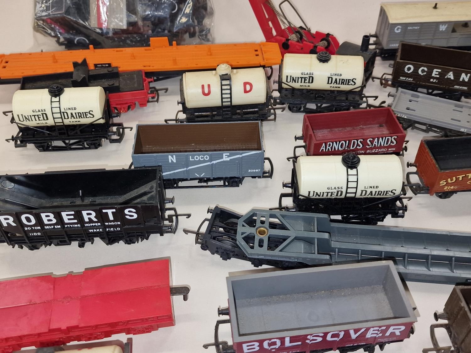Large collection of unboxed OO Gauge wagons and rolling stock. - Image 2 of 5