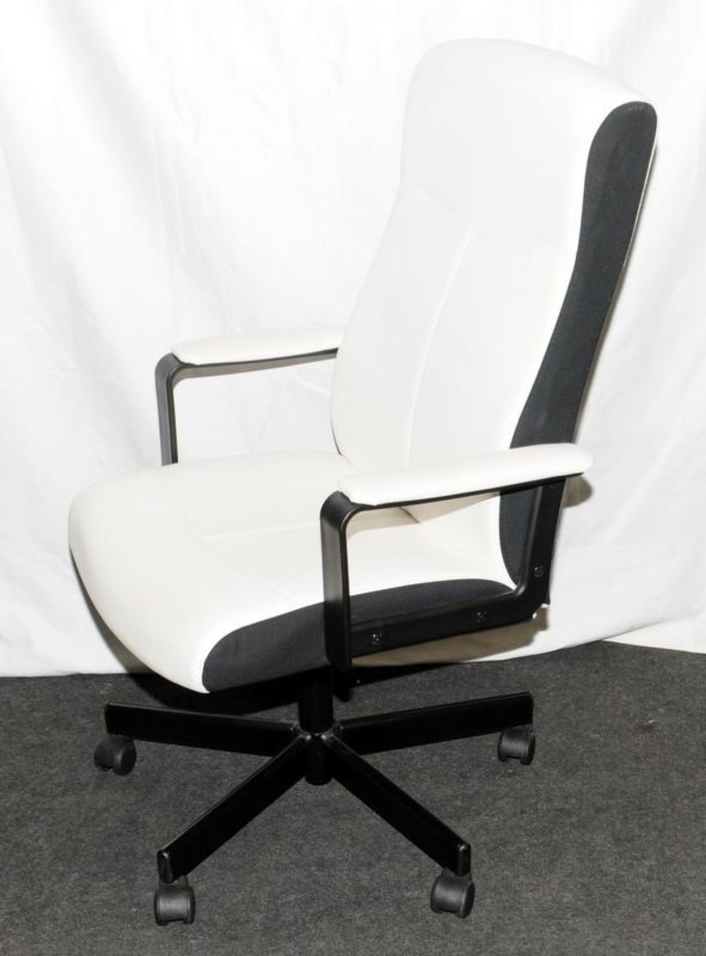 Office/desk chair in contemporary black/white colour - Image 2 of 3