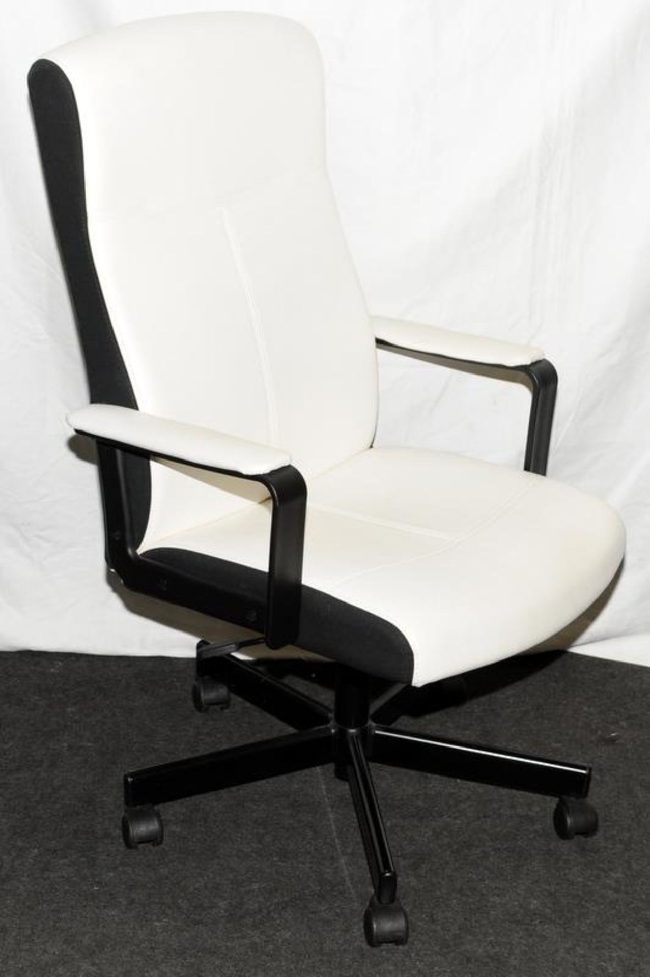 Office/desk chair in contemporary black/white colour