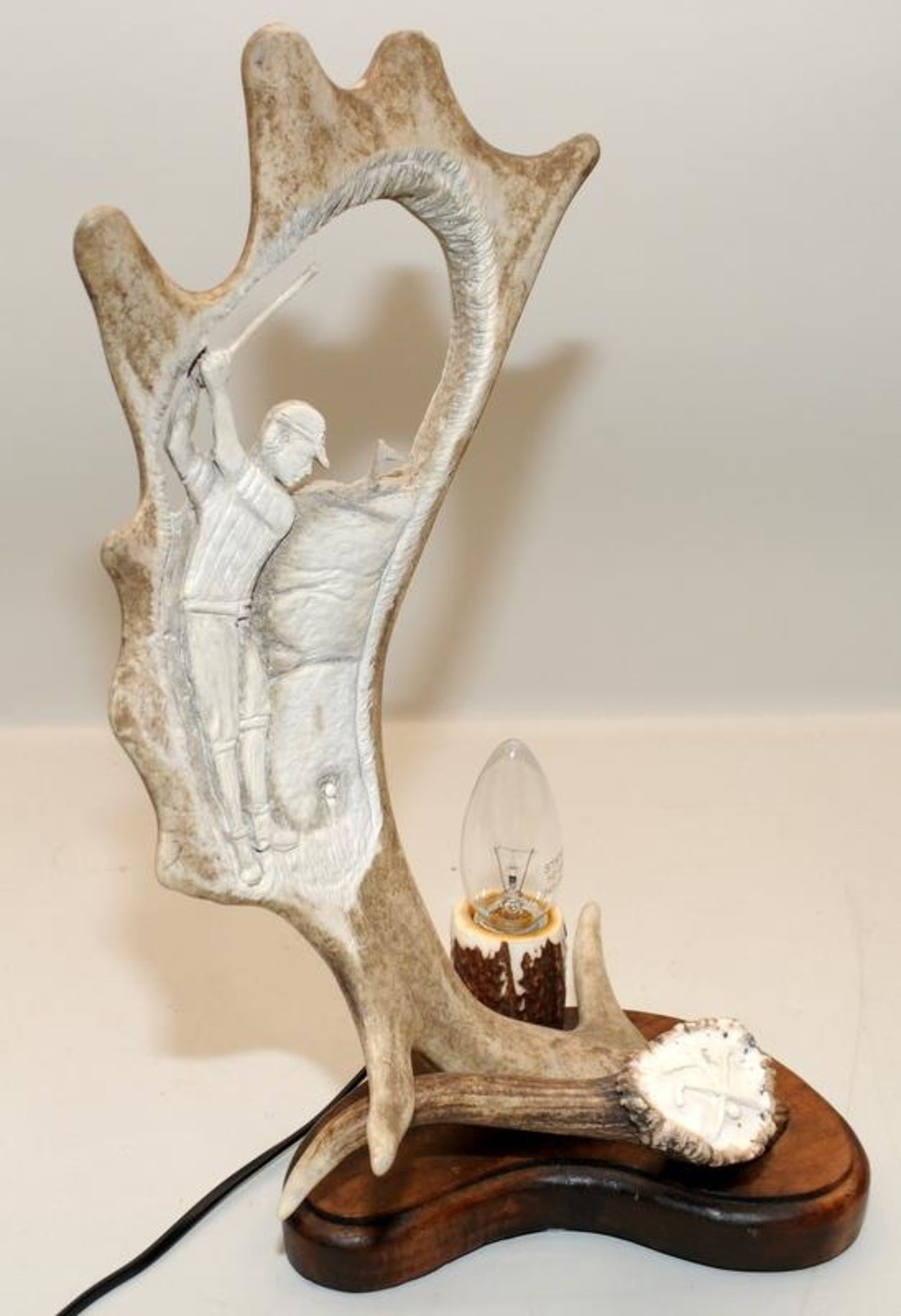 Antler horn with incised carving on a golfing theme. Mounted on a wooden base and incorporating a - Image 2 of 3