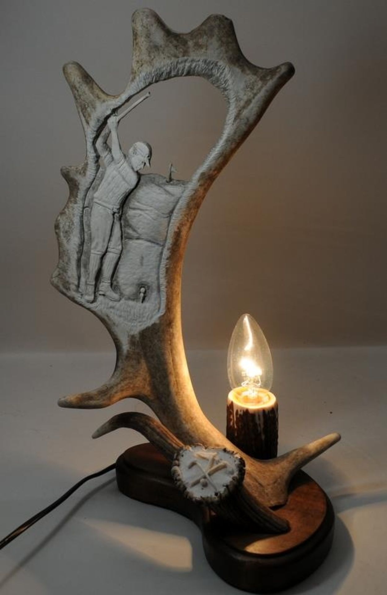 Antler horn with incised carving on a golfing theme. Mounted on a wooden base and incorporating a - Image 3 of 3