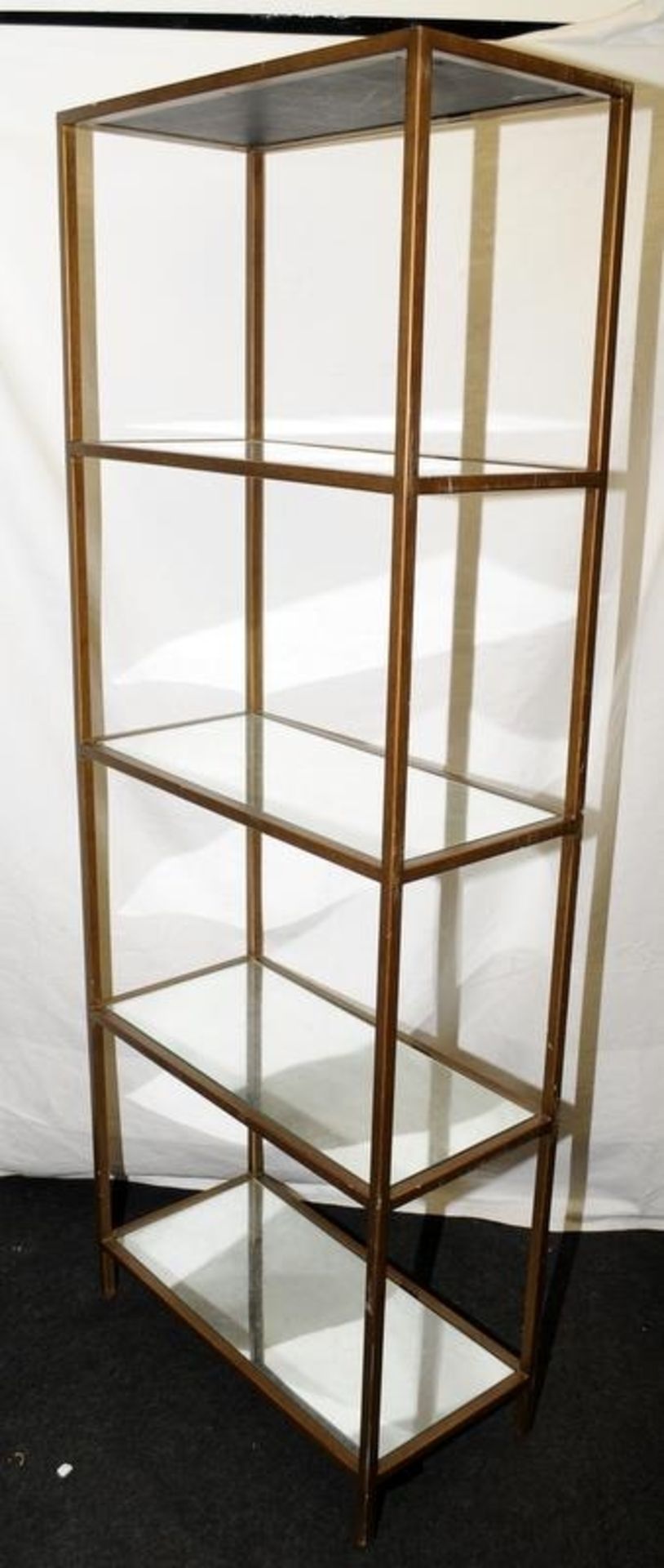 Contemporary polished brass square box framed 4 tier display shelf with mirrored shelves. O/all - Image 2 of 3