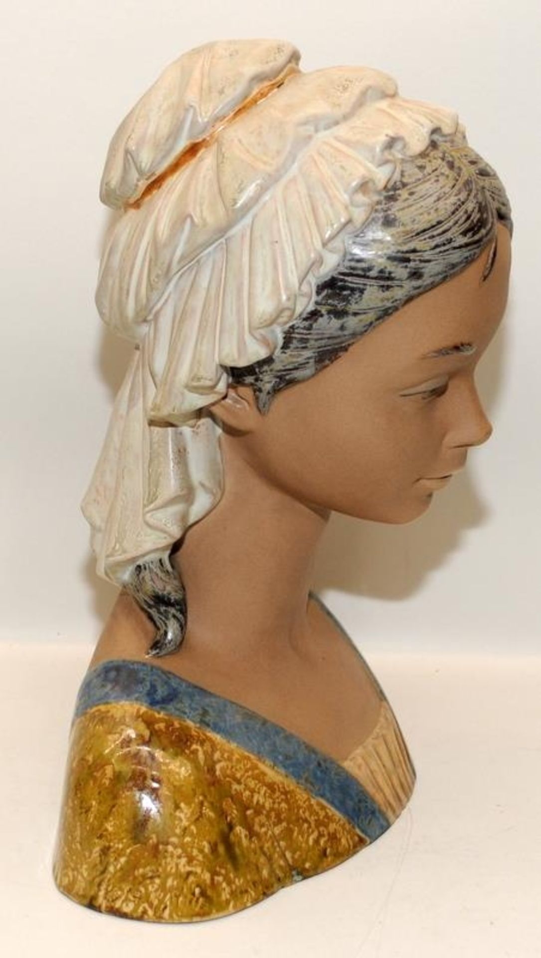 Stunning vintage Lladro large bust of a young girl wearing a bonnet. Approx 35cms tall - Image 3 of 5