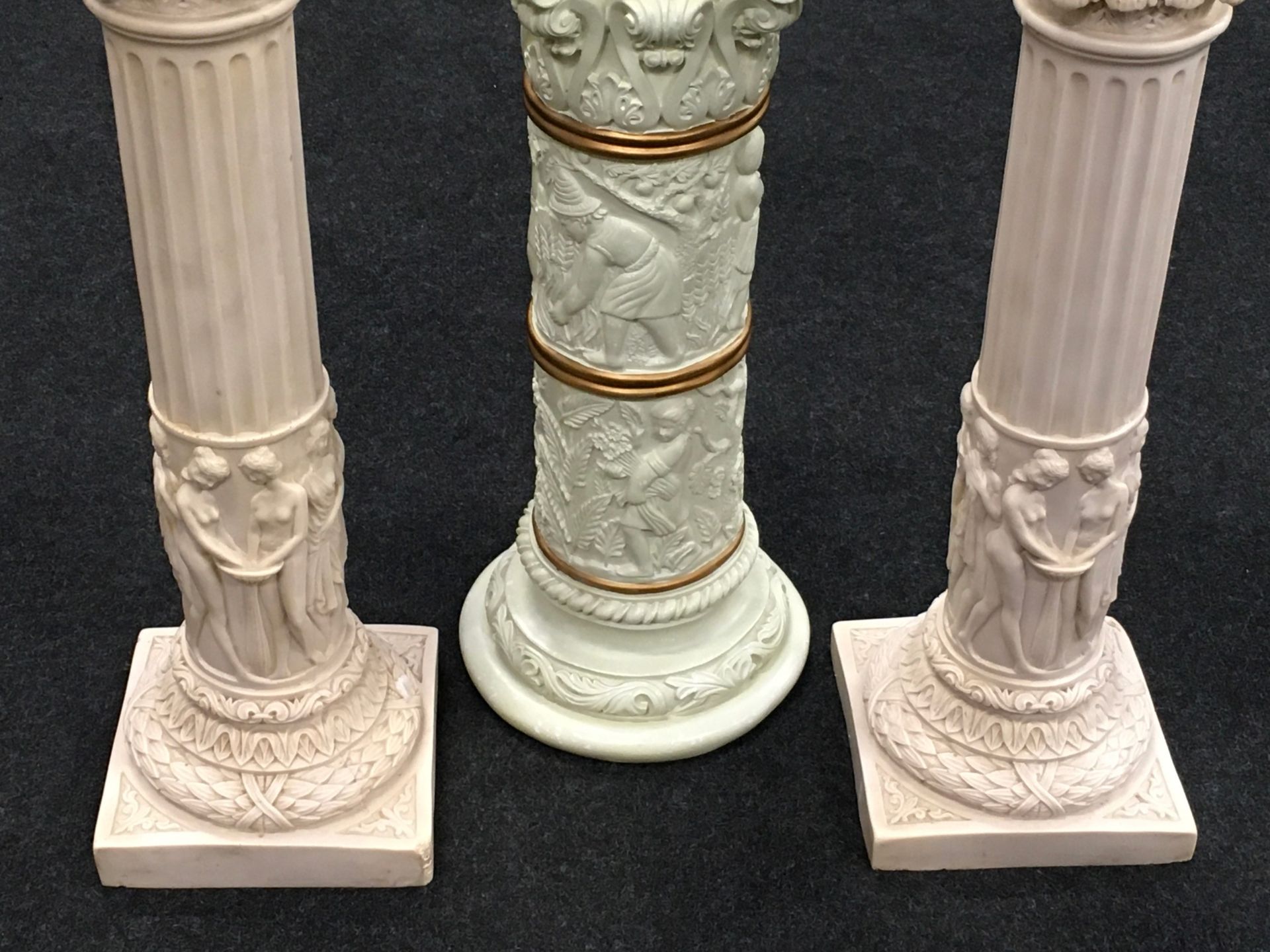 Pair of contemporary resin Corinthian columns depicting roman figures each measuring 71cm tall - Image 3 of 3