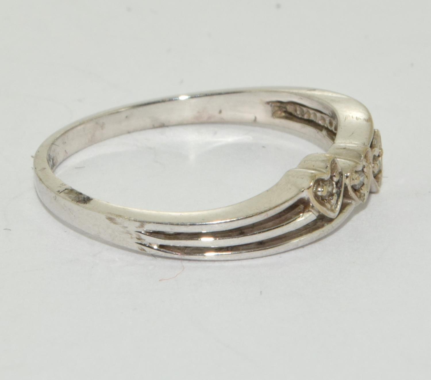 9ct white gold triple heart diamond chip ring size L - Image 4 of 5