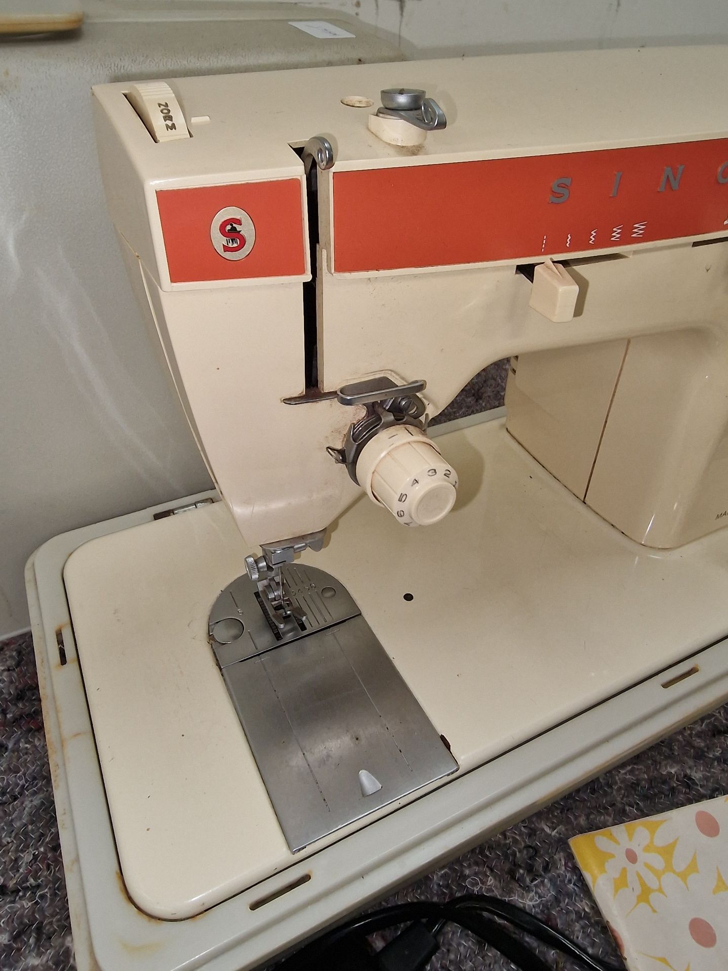 Singer vintage model 367 sewing machine in case with instructions. - Image 2 of 3