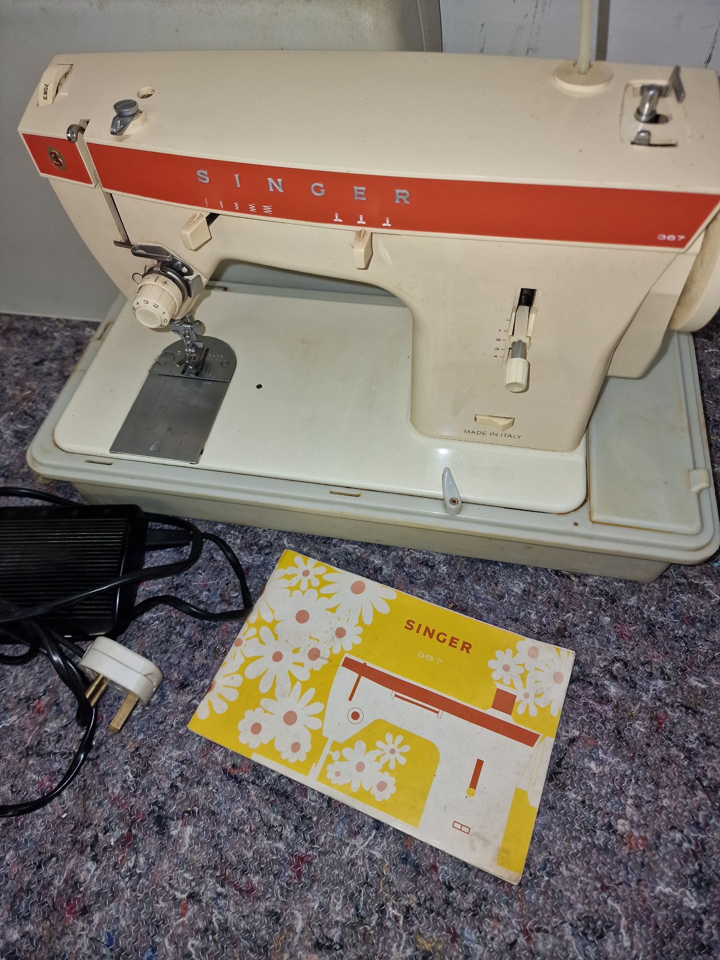 Singer vintage model 367 sewing machine in case with instructions. - Image 3 of 3