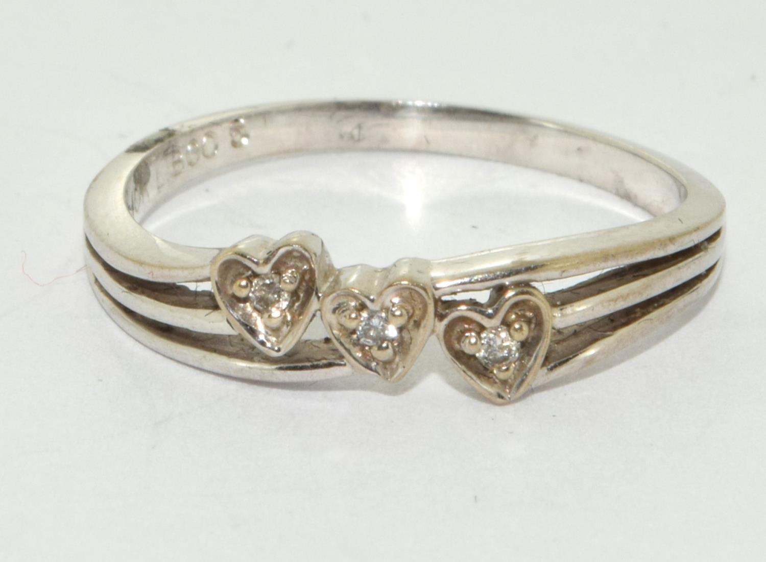 9ct white gold triple heart diamond chip ring size L - Image 5 of 5