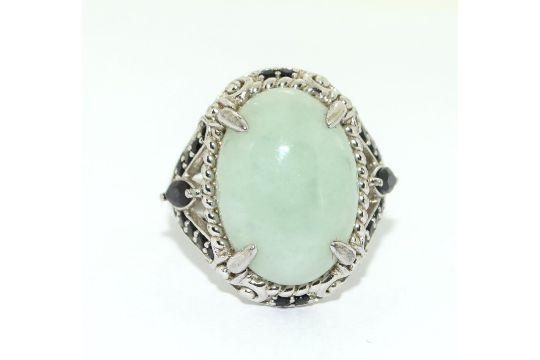 A large 925 silver and jadeite green ring, Size N 1/2. - Image 1 of 3