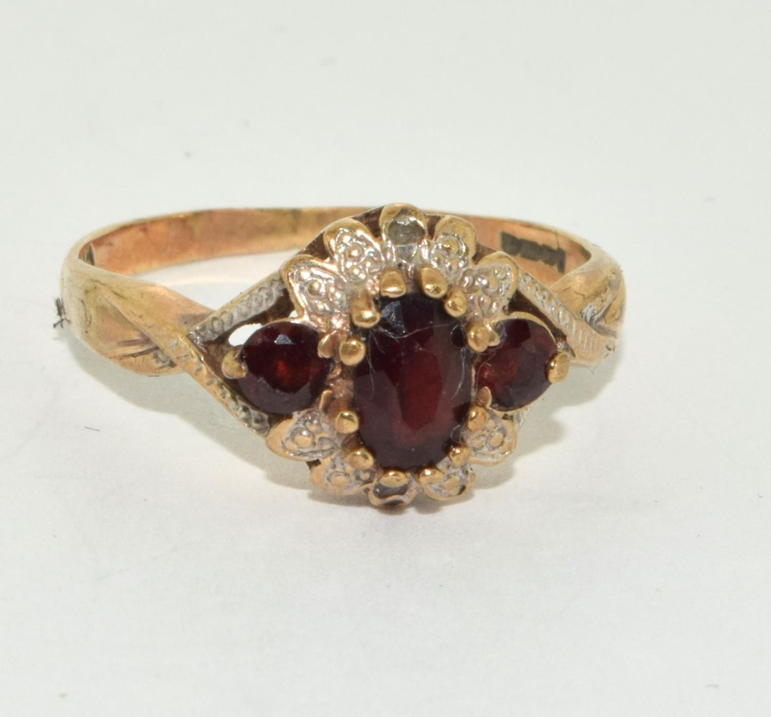 9ct gold Diamond and Garnet cluster ring size P - Image 5 of 5