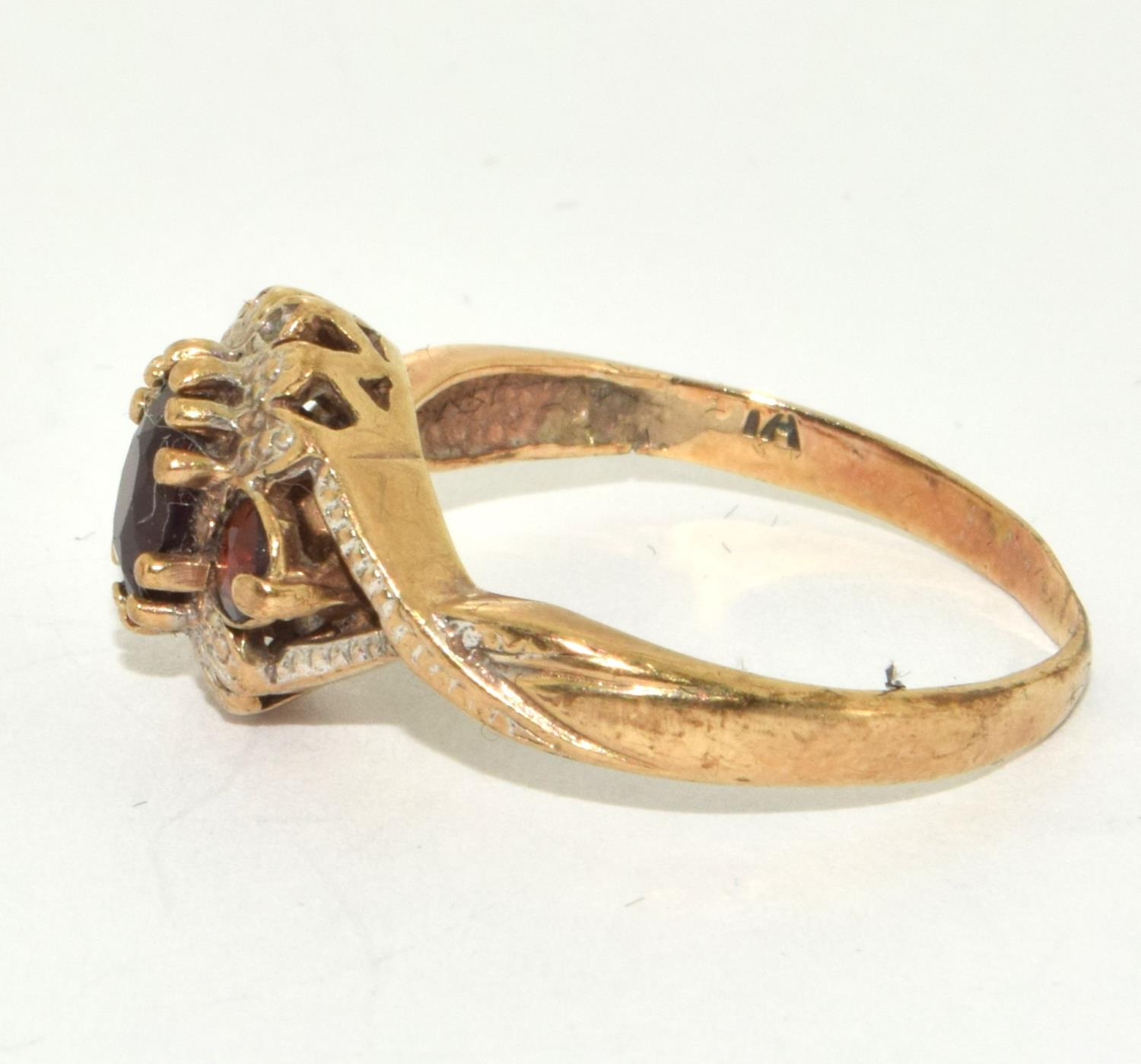 9ct gold Diamond and Garnet cluster ring size P - Image 2 of 5