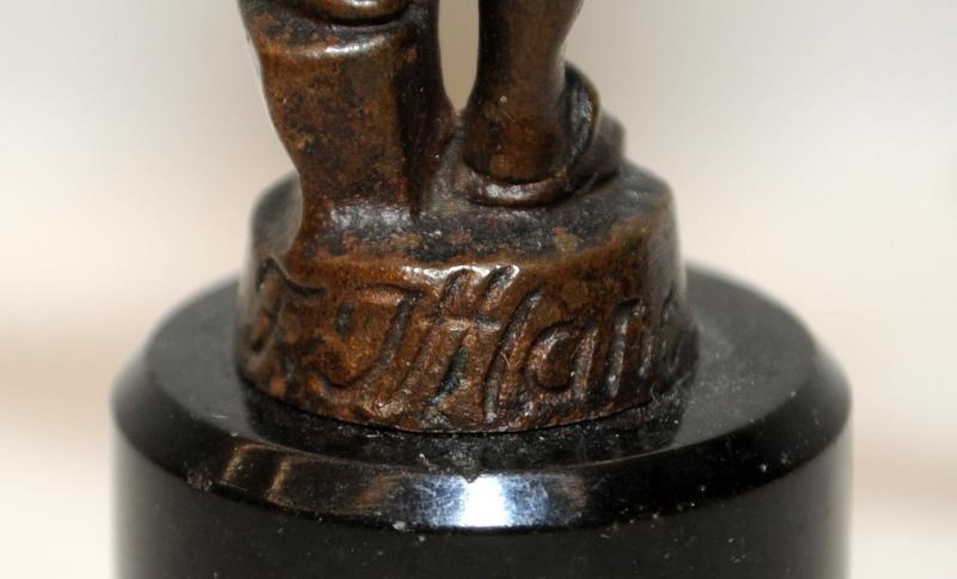 In the manner of Victor Seifert: Small bronze on stepped pedestal of a young girl blacksmith. - Image 3 of 4