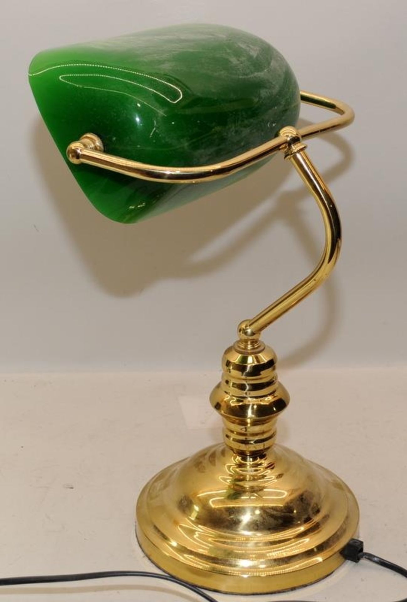 Vintage brass bankers desk lamp with green shade, approx 33cms tall - Image 2 of 3