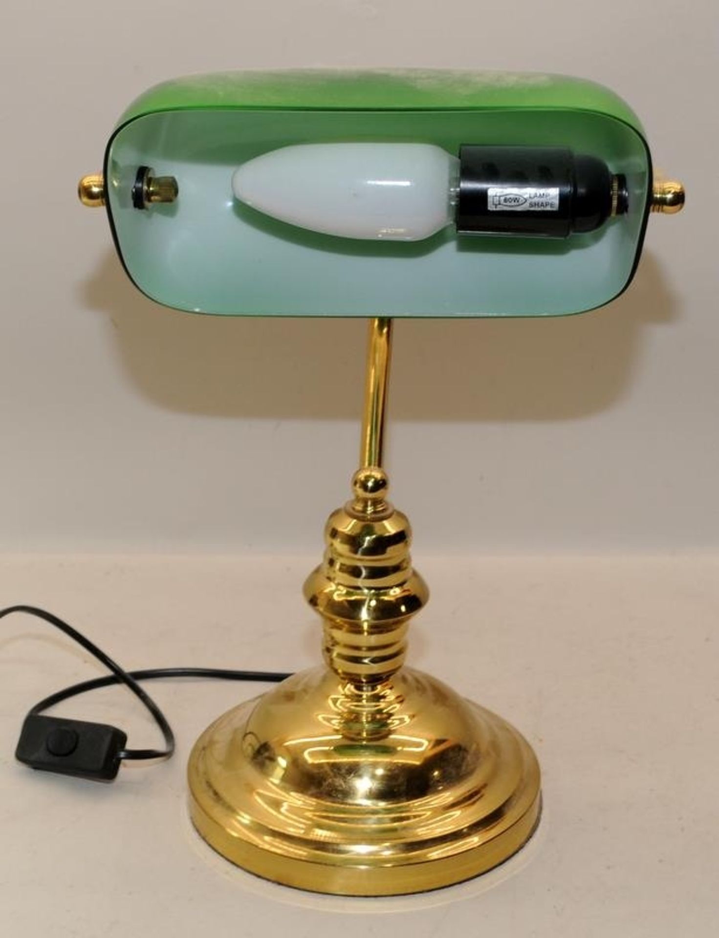 Vintage brass bankers desk lamp with green shade, approx 33cms tall - Image 3 of 3