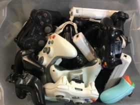 LARGE BOX OF VARIOUS HAND HELD GAMING CONTROLLERS. Makes here include - Sega - Wii - Nintendo - Sony