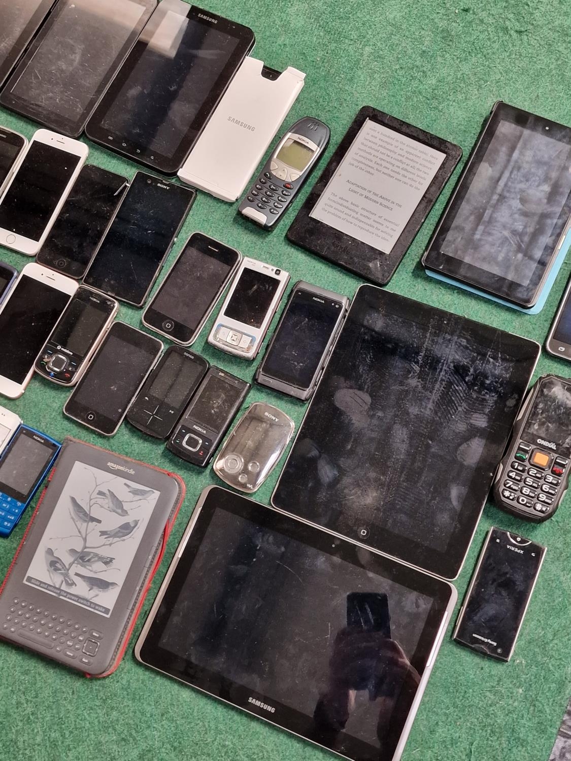 Large collection of smart/mobile phones and tablets. Various makes and models. This lot has not been - Image 4 of 4